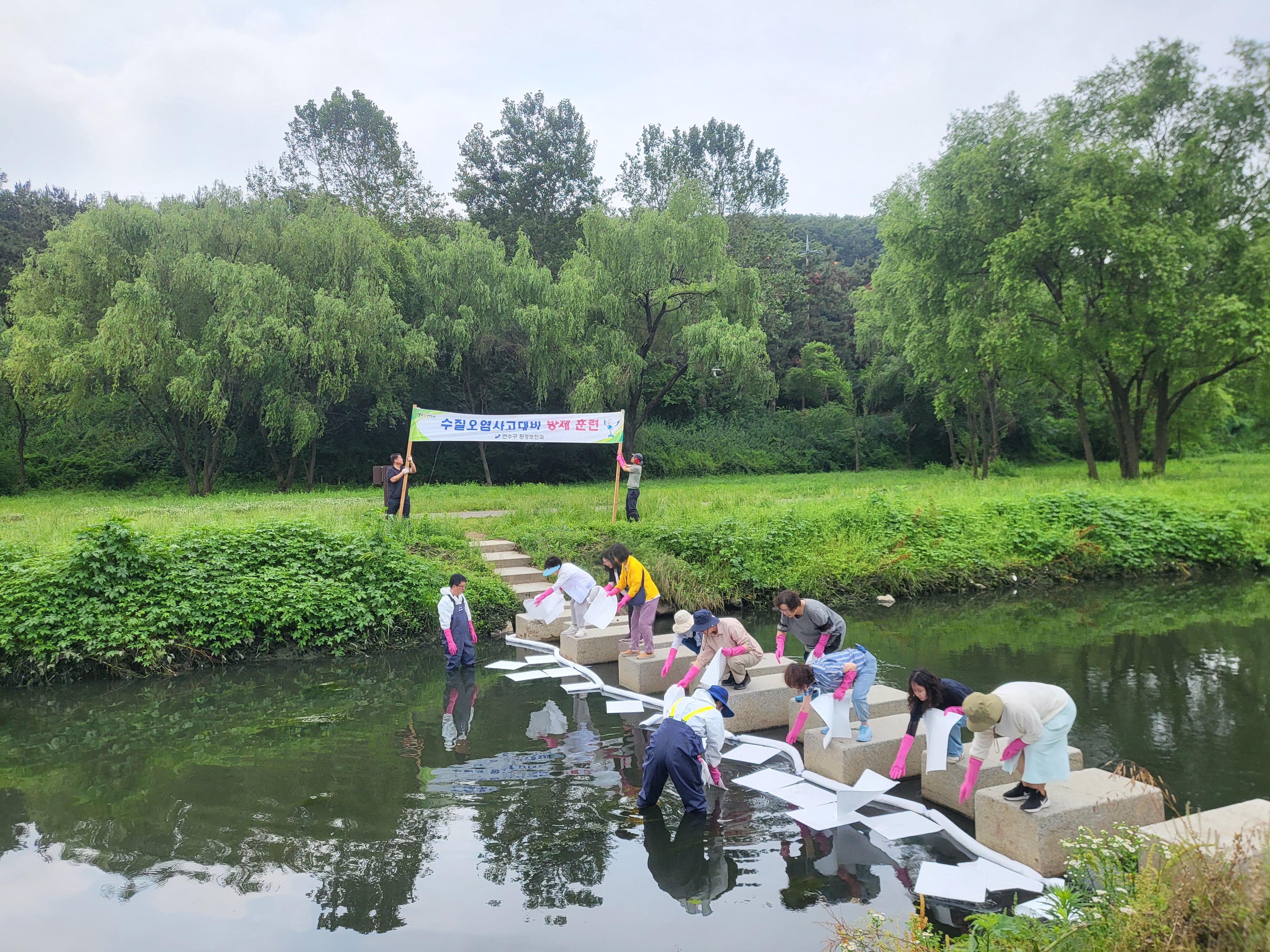 연수구는 지난 17일 승기천에서 인천시 및 연수구 직원, 민간 환경감시단 등 20여 명이 참여한 가운데 수질오염사고의 신속한 대응을 위한 시구 합동 방제 훈련을 실시했다